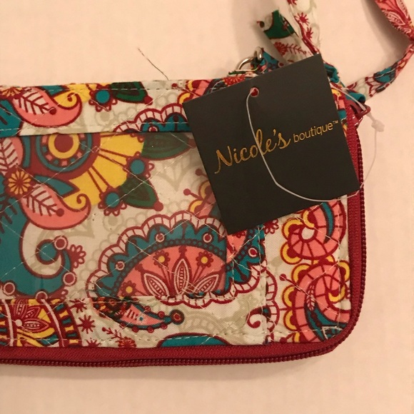 Gorgeous Nicole’s boutique quilted wristlet ❤️ - Picture 6 of 8